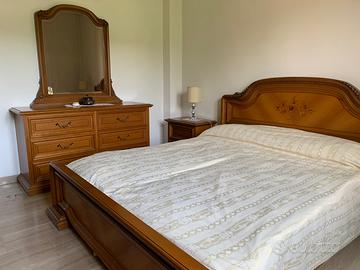 Letto matrimoniale con comodini