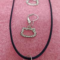 collana e orecchini con ciondoli 