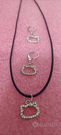 collana e orecchini con ciondoli 