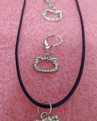 collana e orecchini con ciondoli 