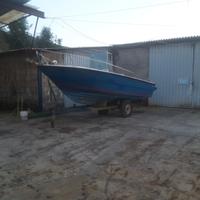 Barca con motore entro fuoribordo