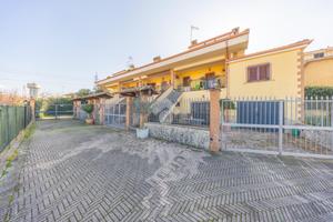 VILLA A SCHIERA A GUIDONIA MONTECELIO