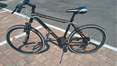 Bicicletta Mountain bike Extro tenuta bene