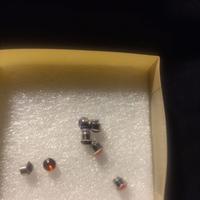 orecchini puntino luce con calamite buco finto