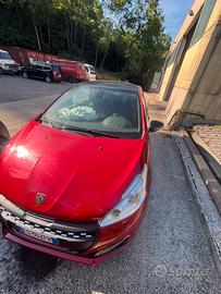 Peugeot 208 gti incidentata