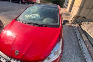 Peugeot 208 gti incidentata