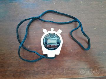 Cronometro digitale da pista vintage bianco