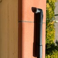 Mini pompa per gonfiare biciclette.