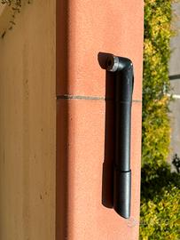 Mini pompa per gonfiare biciclette.