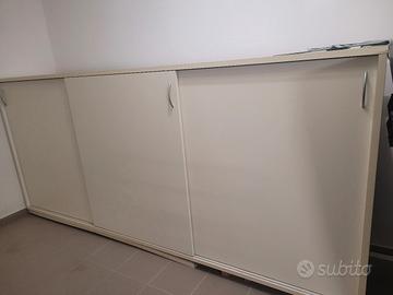 armadio  bassi con ante scorrevoli 