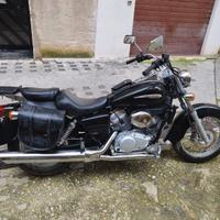 Honda Shadow 125 VT del 2002. Motore bicilindrico.