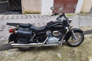 Honda Shadow 125 VT del 2002. Motore bicilindrico.