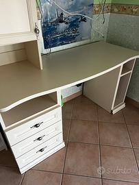 Scrivania in legno