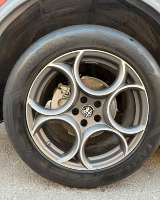 Cerchi e gomme originali alfa stelvio 19 pollici