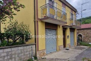 Casa autonoma con giardino e garage