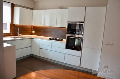 Cucina DOIMO vetro bianco alluminio componibile