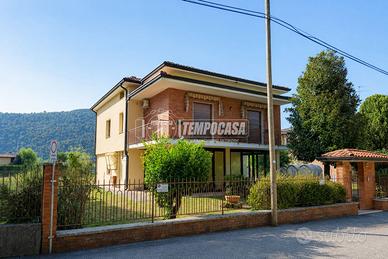 Villa bifamiliare di 210 mq con giardino e box Tri