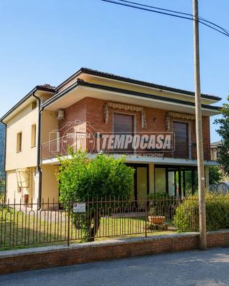 Villa bifamiliare di 210 mq con giardino e box Tri