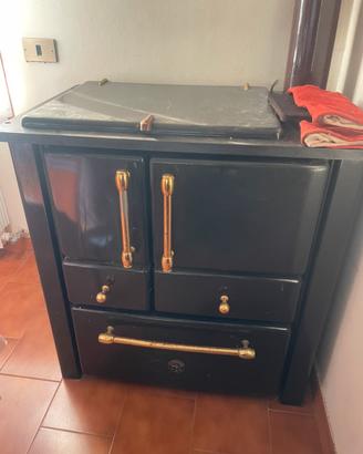 Stufa a legno antica