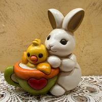 Thun coniglio bianco con pulcino giallo in tazzina