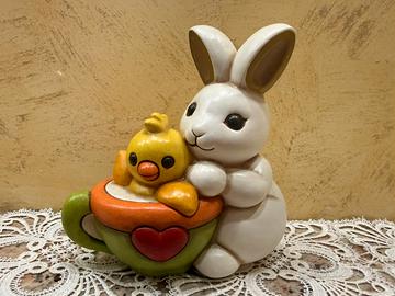 Thun coniglio bianco con pulcino giallo in tazzina