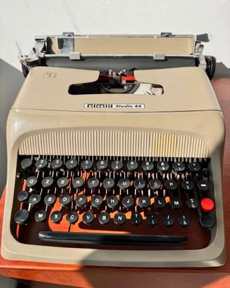 macchina da scrivere Olivetti lettera 44