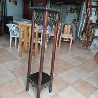 Cantone in legno traforato. 