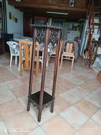 Cantone in legno traforato. 