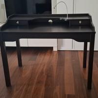 Scrivania Ikea con rialzo e due cassettini.