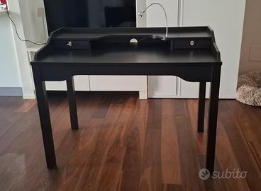 Scrivania Ikea con rialzo e due cassettini.