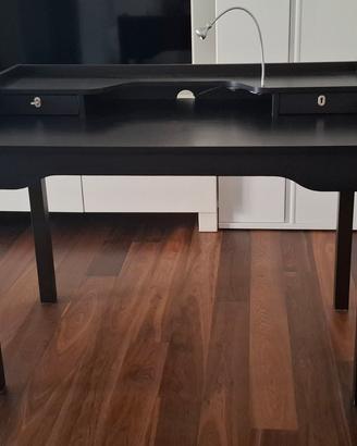 Scrivania Ikea con rialzo e due cassettini.