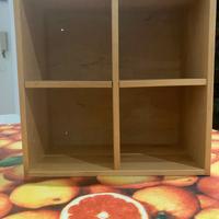 Cornice in legno per soprammobili