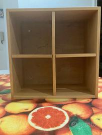 Cornice in legno per soprammobili