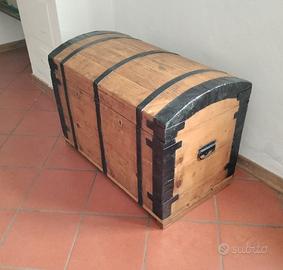 ANTICO BAULE BOMBATO IN LEGNO