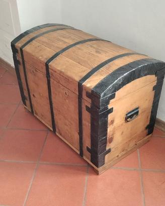 ANTICO BAULE BOMBATO IN LEGNO