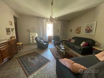 Palazzina di tre piani con terrazzo e cantina