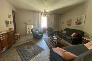 Palazzina di tre piani con terrazzo e cantina