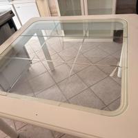 Tavolo con piano in vetro