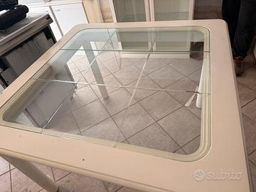 Tavolo con piano in vetro