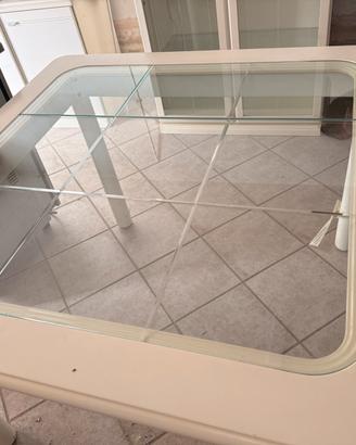 Tavolo con piano in vetro