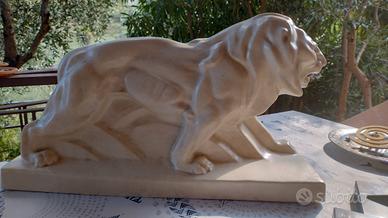 grande leone Peugeot ceramica bianca craquelé 