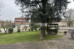 Appartamento cinque locali con cantina ed autorime