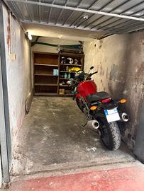Posto moto in box