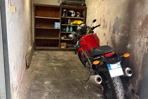 Posto moto in box