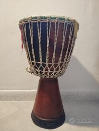 Tamburo Djembe artigianale in legno e pelle