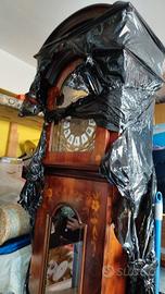 orologio a pendolo in radica di noce