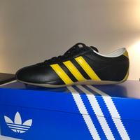 Adidas Tokyo Originals nere con strisce gialle