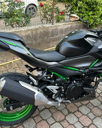Kawasaki Z500 SE 2025 con 3.700 Km