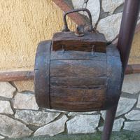 botte in legno antica usata nei campi con manico