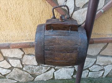 botte in legno antica usata nei campi con manico